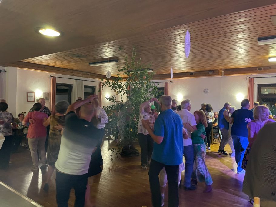 Gäste tanzen in Paartänzen um den Maibaum herum im MGV Sängerheim in Lingenfeld